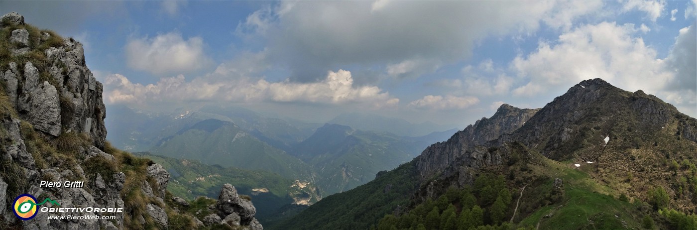 89 Passo di Grialeggio e Cancervo baciati dal sole.jpg